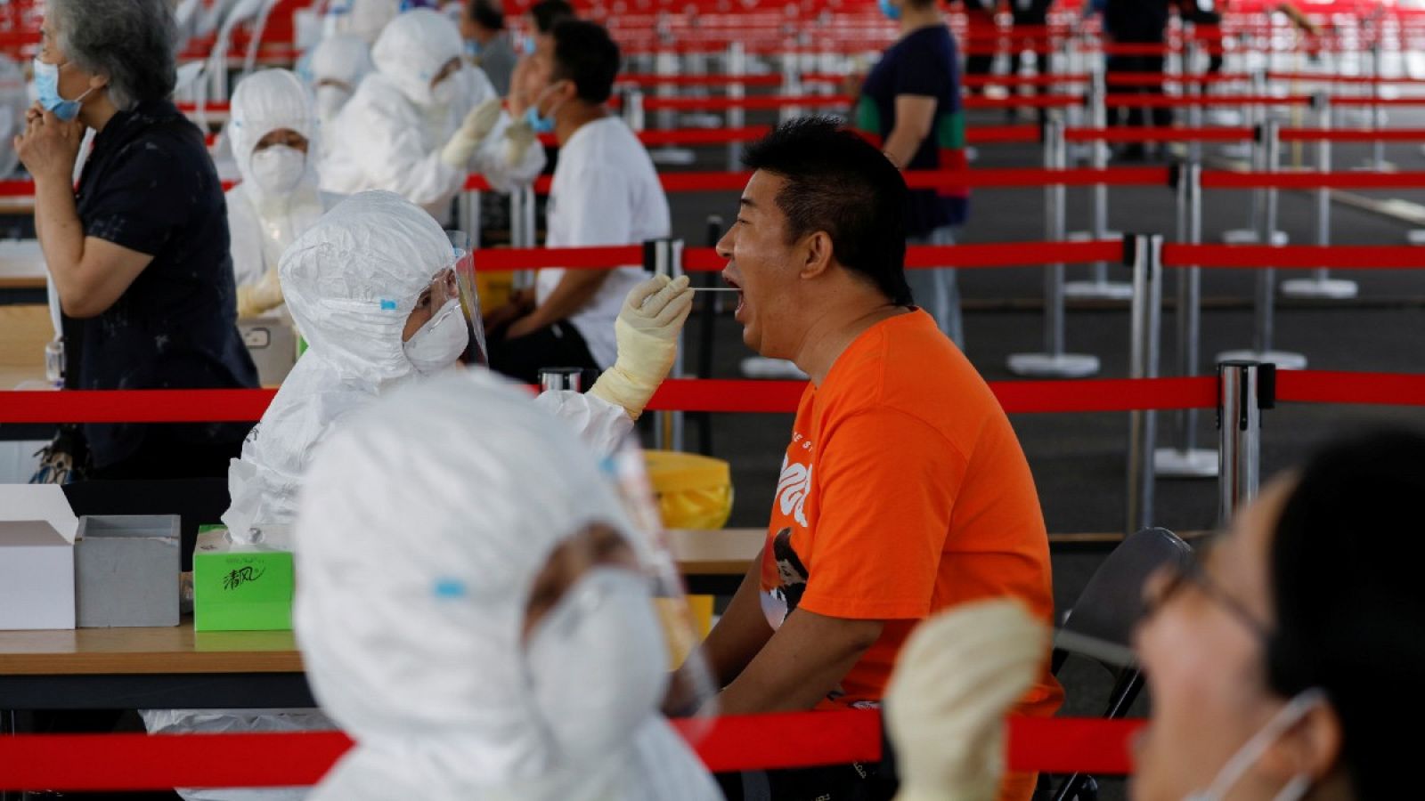 Realizan pruebas a residentes en Pekín después de un nuevo brote de coronavirus en la capital china.
