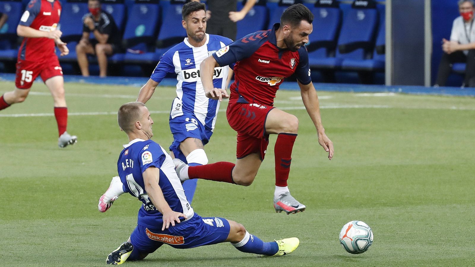  El defensa brasileño del Deportivo Alavés, Rodrigo Ely (i), disputa un balón con Enric Gallego, delantero del Club Atlético Osasuna