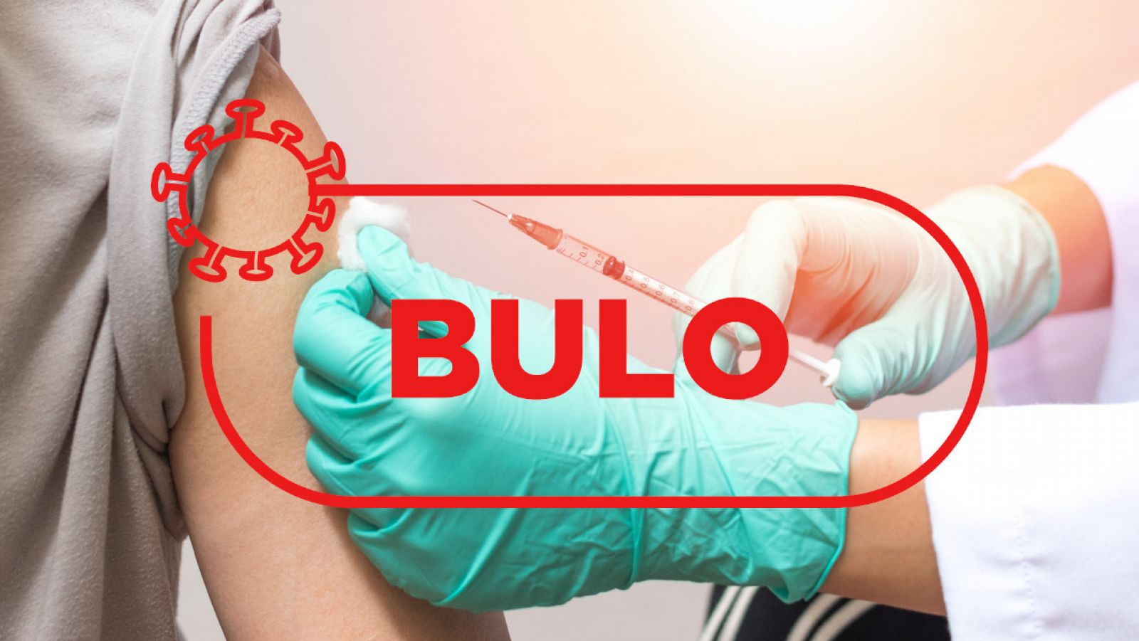 Sanitario inyecta vacuna con guantes en un brazo con el sello de la palabra bulo en rojo.