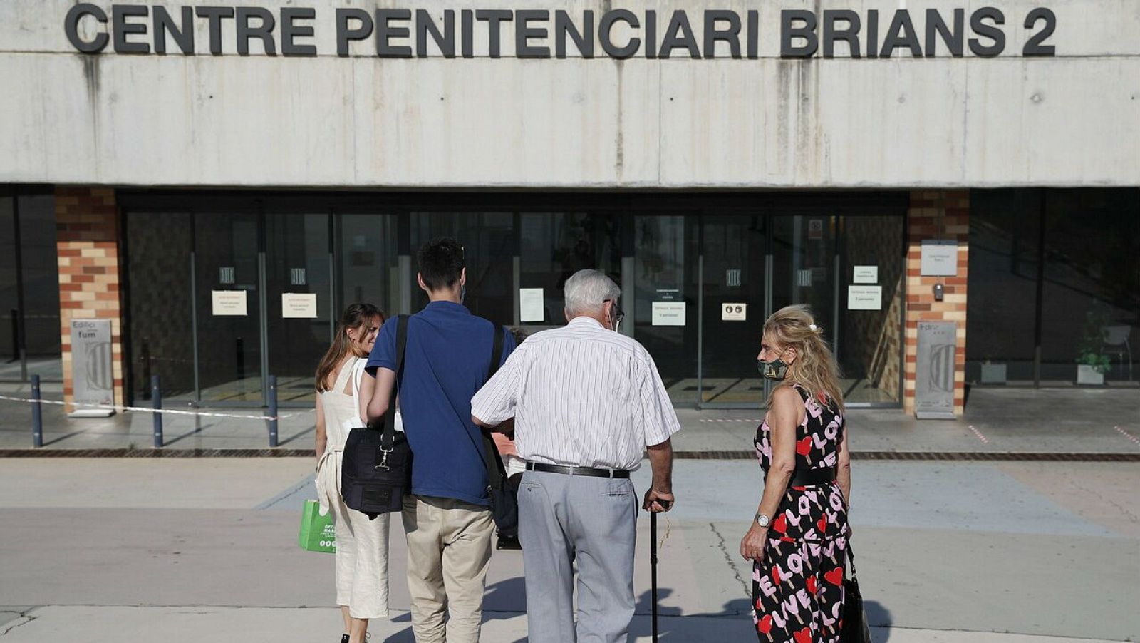 Jordi Montull, exnúmero dos del Palau de la Música, acompañado de su abogada y familiares, a su entrada voluntaria en la cárcel de Brians 2, en Sant Esteve Sesrovires (Barcelona), por la sentencia del llamado "caso Palau".