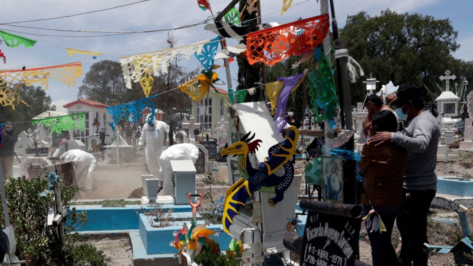Imagen del entierro de un hombre fallecido con coronavirus en un cementerio en Ecatepec de Morelos, México.