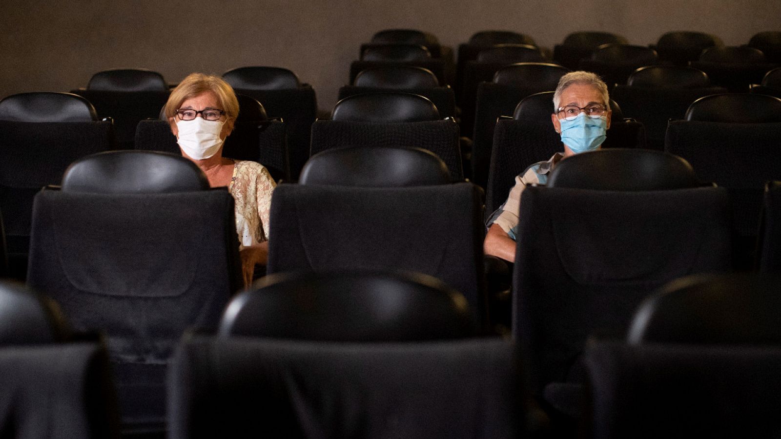 Dos espectadores vuelven al cine manteniendo la distancia de seguridad en Barcelona