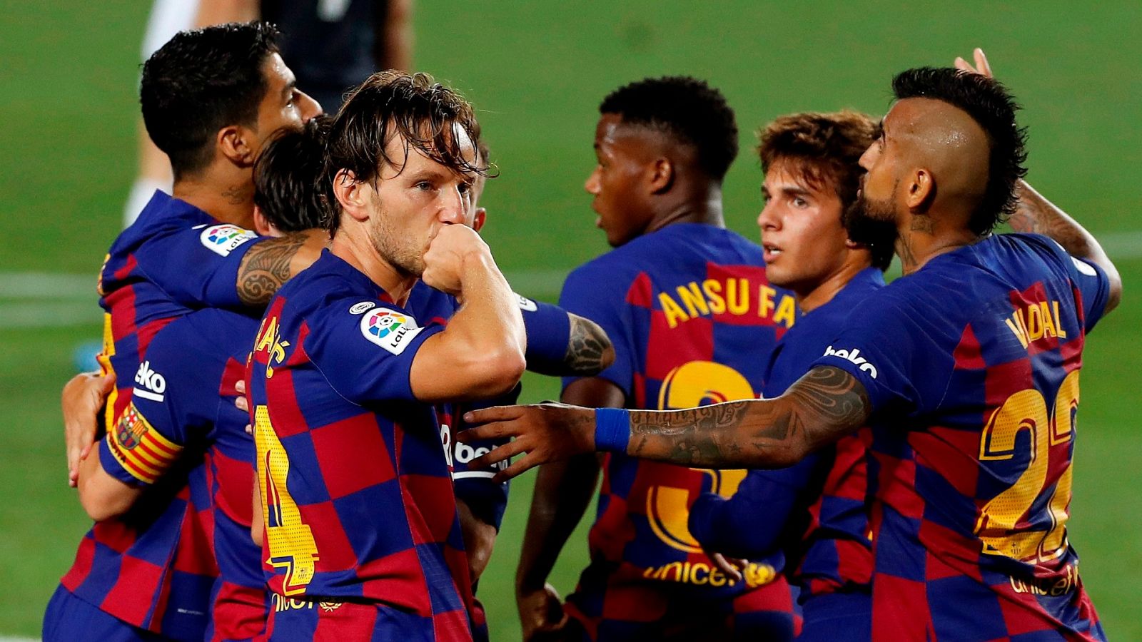 Los jugadores del FC Barcelona celebran el primer gol del equipo blaugrana
