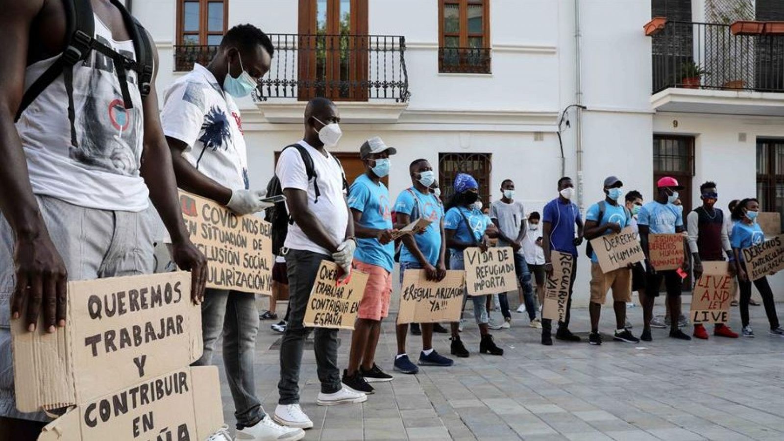 Inmigrantes que llegaron hace dos años en el buque Aquarius se concentraron este sábado en Valencia