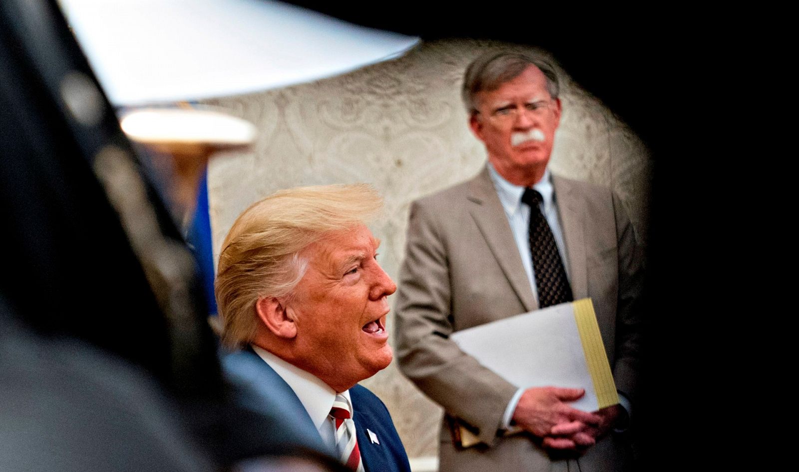 John Bolton observa a Donald Trump en la Casa Blanca en agosto de 2019