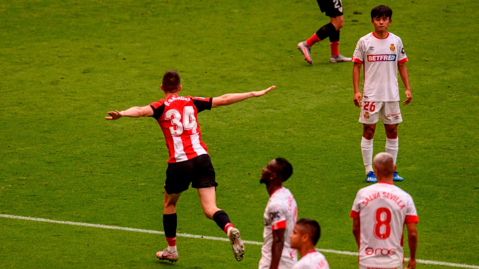 Oihan Sancet (i) celebra un gol ante el Mallorca en el estadio San Mamés en Bilbao