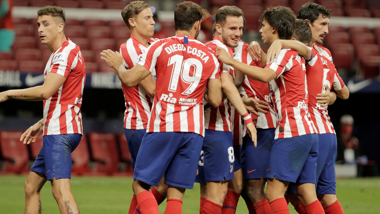 Los jugadores del Atlético celebran el gol de Saúl al Alavés.
