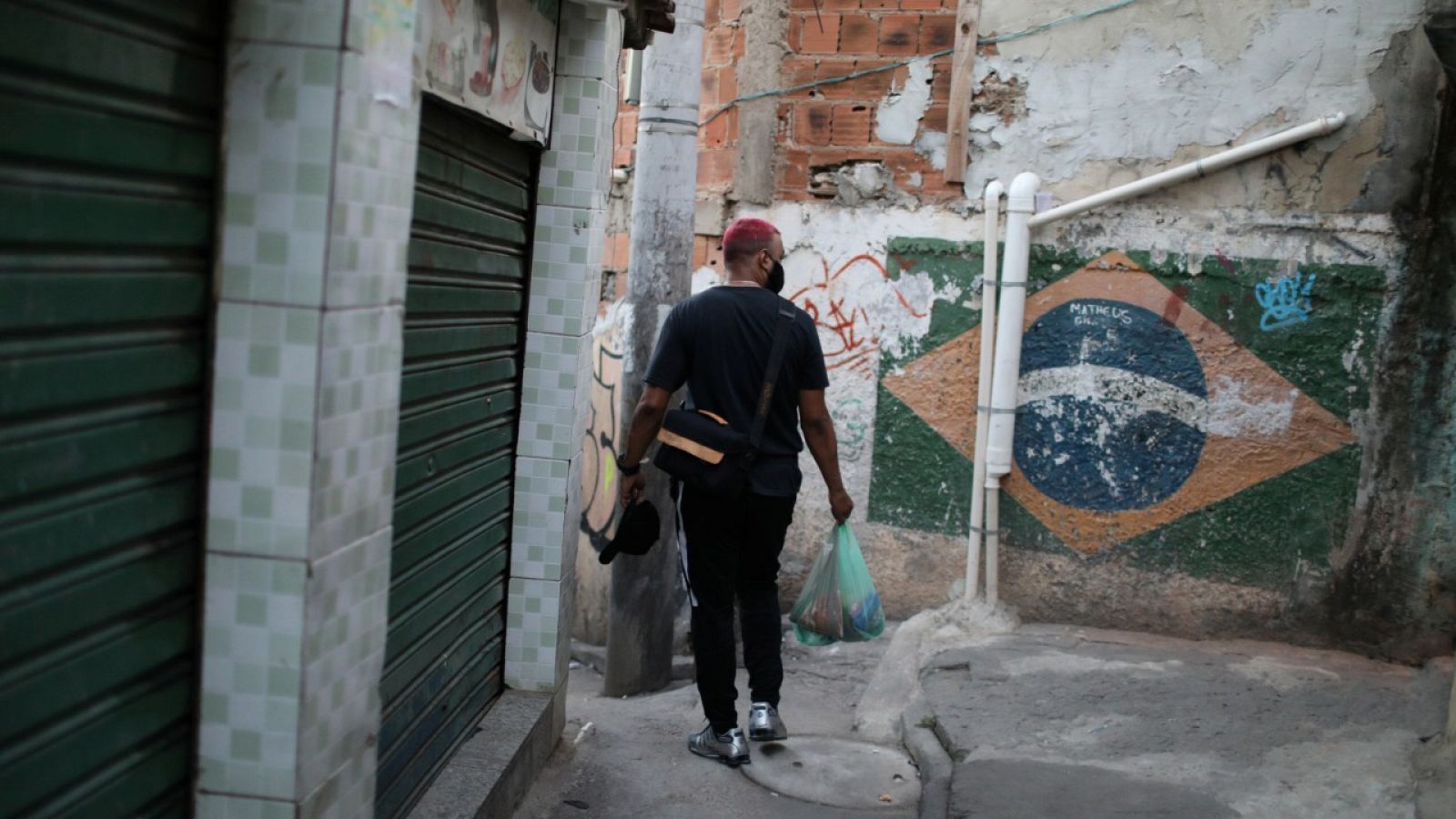 Un hombre caminando por el barrio marginal de Complexo do Alemao en Río de Janeiro, Brasil-