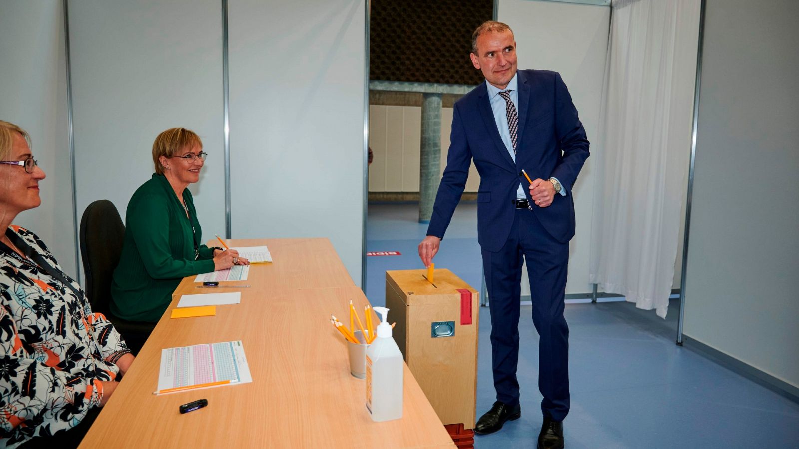 Gudni  Johannesson votando en las presidenciales del  27 de junio de 2020, de las que saldría reelegido presidente de Islandia con más del 92% de los votos