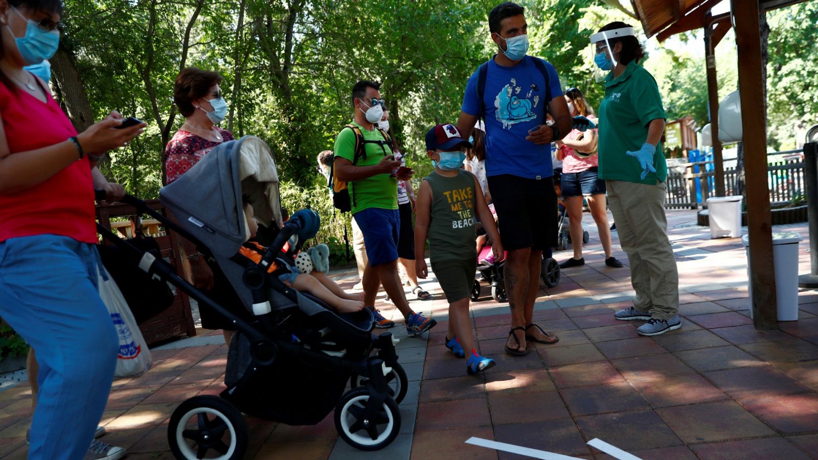 Varias personas esperan para entrar en el Zoo de Madrid en la reapertura de las instalaciones