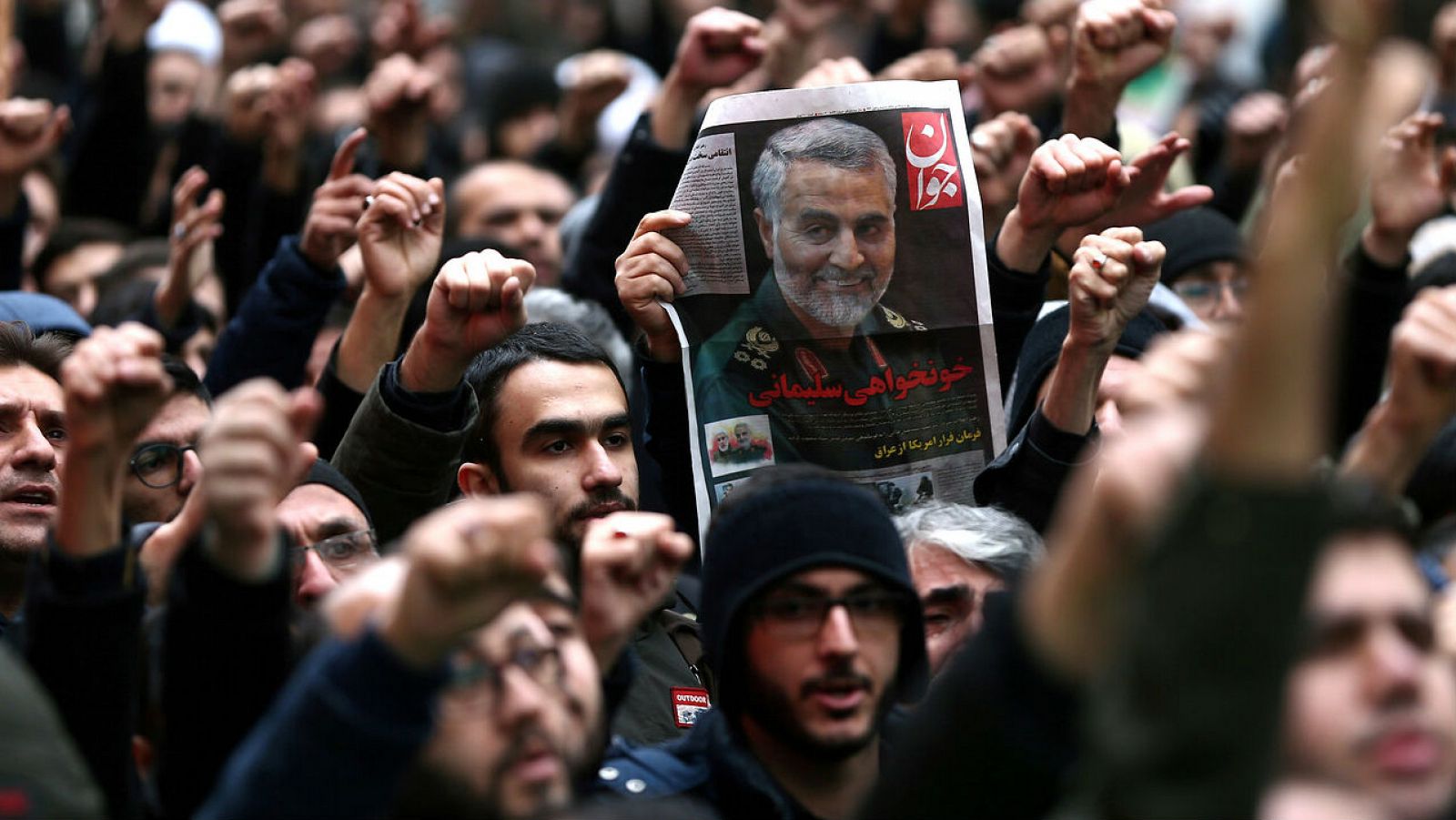 Iraníes se reúnen para llorar al general Qassem Soleimani, jefe de la élite de la Fuerza Quds, tras su muerte.