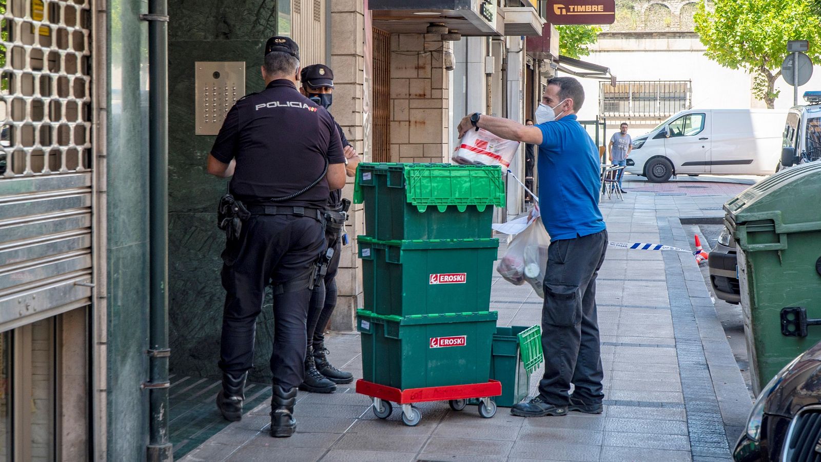 Policías montan guardia frente al edificio en la calle Nicolás Salmerón de Santander, en aislamiento por 14 casos positivos por Covid19.