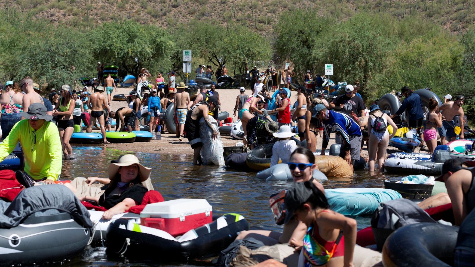 Centenares de personas con barcas hinchables en el río Salt en Arizona, EE.UU.