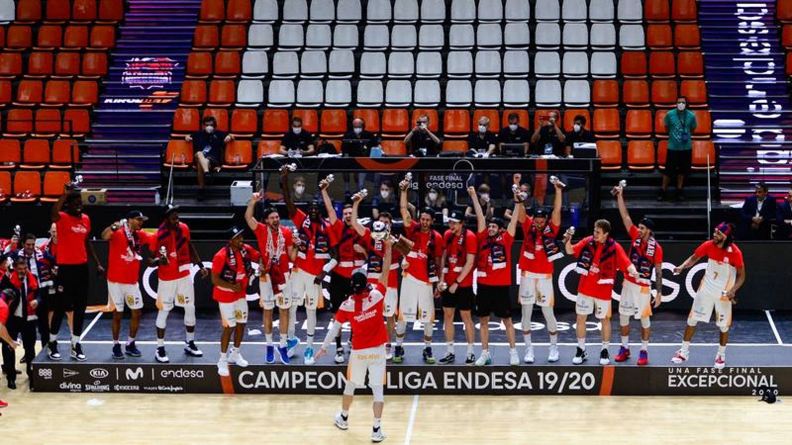 Los jugadores del Baskonia celebran el trofeo de la Liga ACB de baloncesto.
