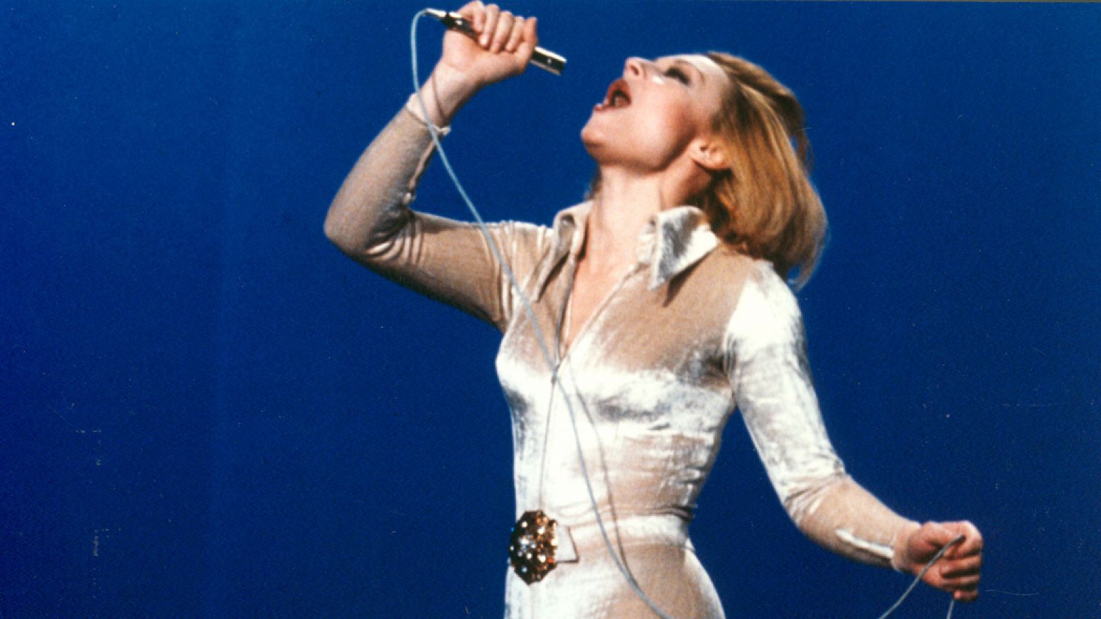 Raffaella Carrà cantando en plató en una imagen de los años 70