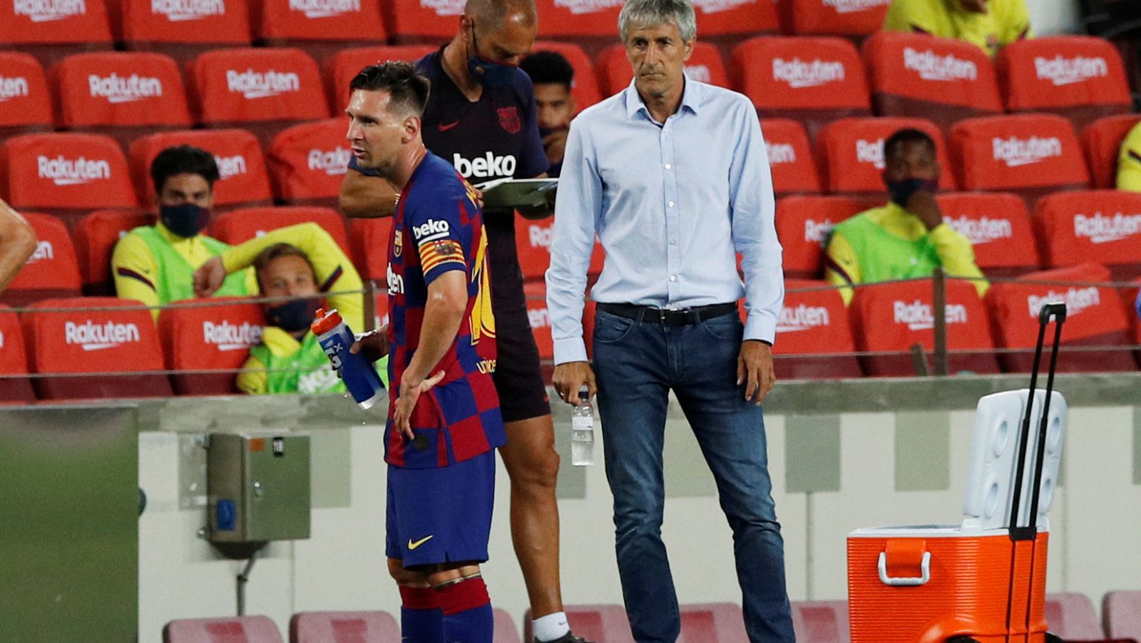 Imagen de Messi y de Setién durante el partido del FC Barcelona frente al Atlético de Madrid en el Camp Nou.