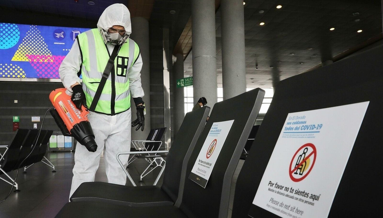 Un empleado desinfecta la sala de espera en el Aeropuerto Internacional El Dorado, en Bogotá (Colombia).