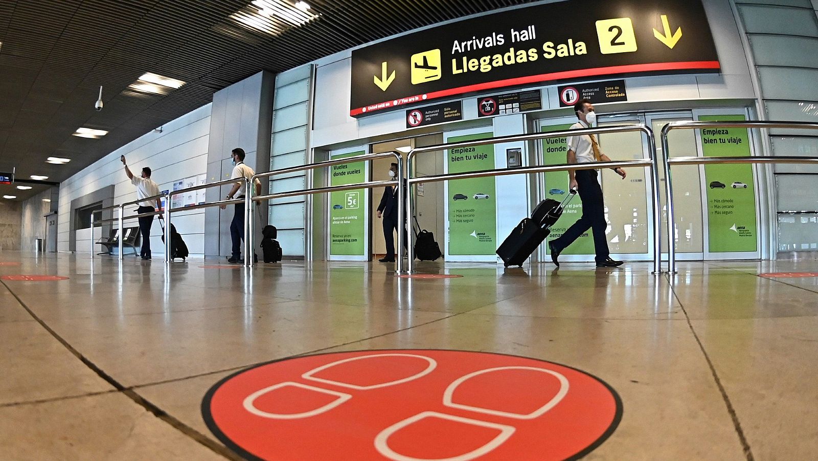 Pasajeros en la T-1 del aeropuerto de Barajas, donde se realizan controles sanitarios de llegada.