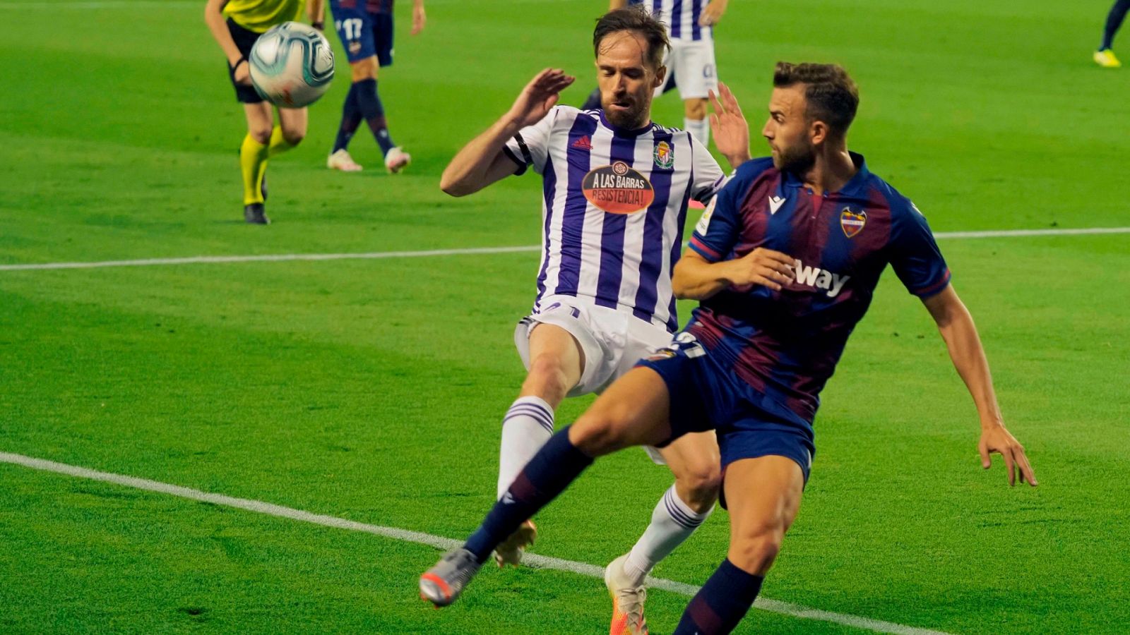 El centrocampista del Valladolid Míchel (i) pelea un balón con Mayoral, del Levante