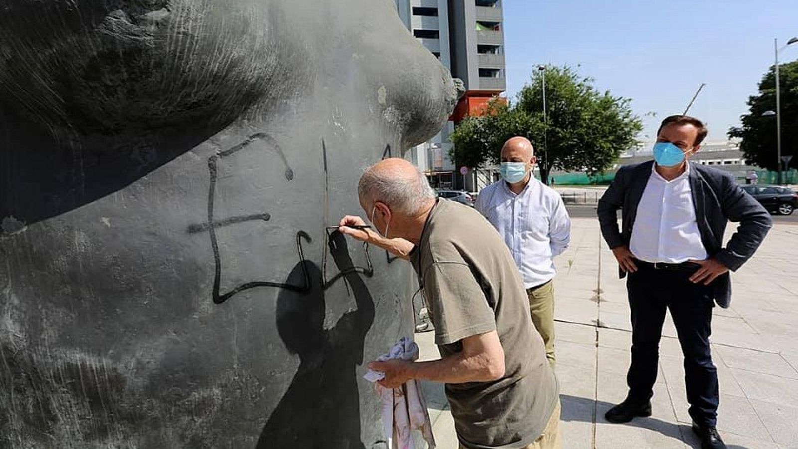 Antonio López restaurando 'La mujer de Coslada'