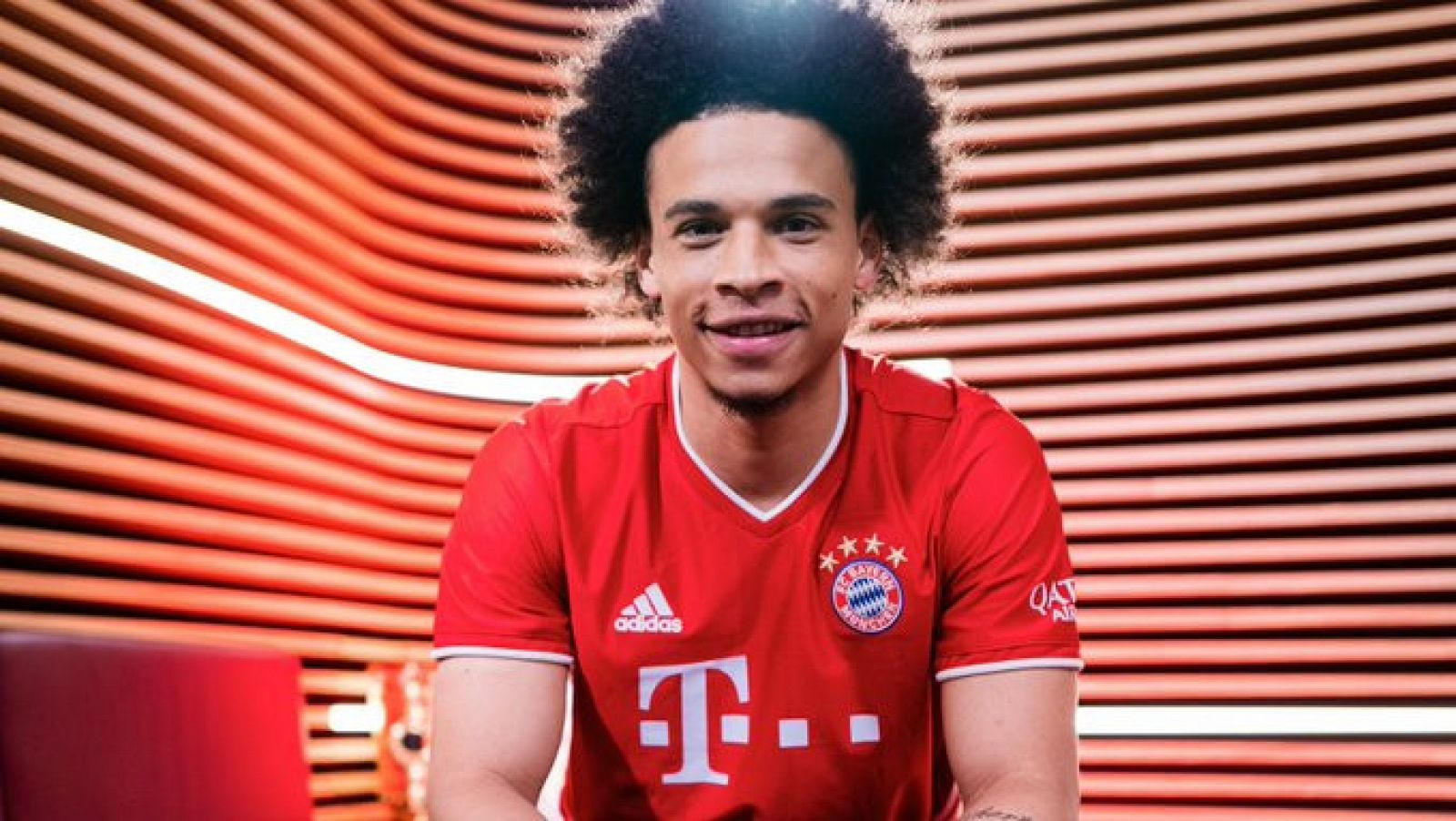 Imagen de Leroy Sané posando ya con la camiseta del Bayern de Múnich.