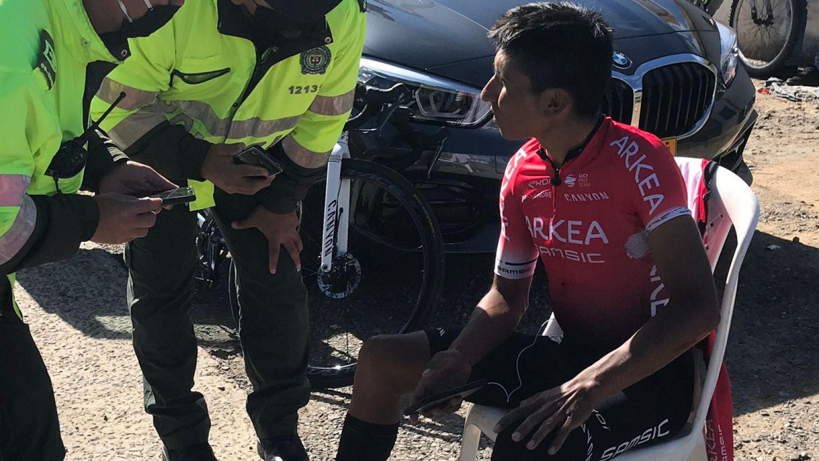 Imagen: Nairo Quintana conversa con agentes de la Policía tras el accidente