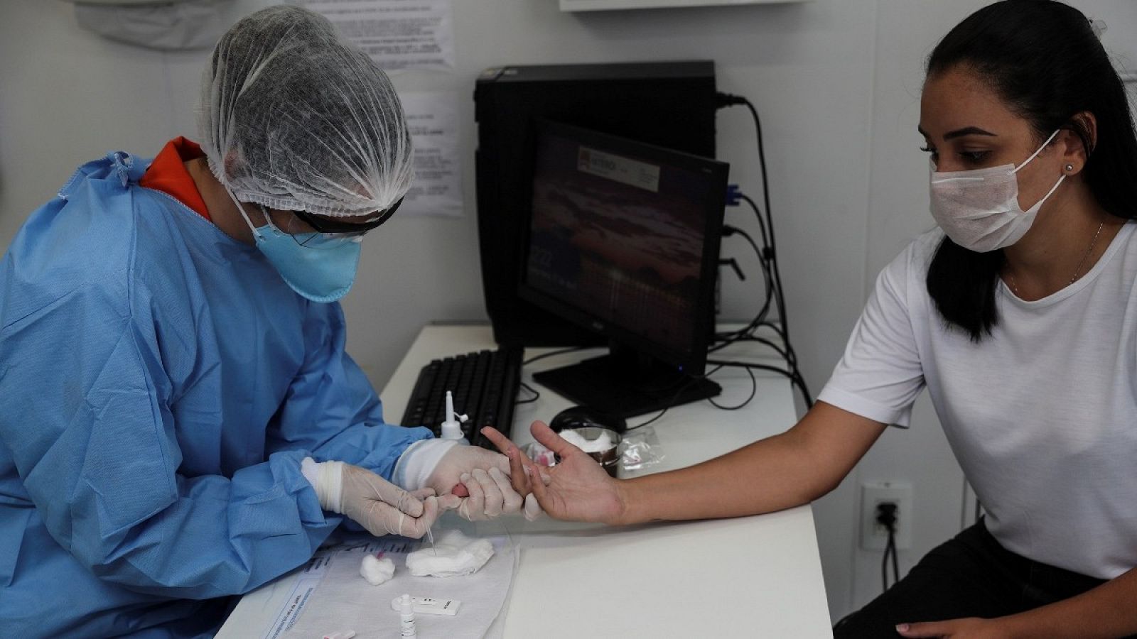 Una mujer se somete a un test de anticuerpos de coronavirus