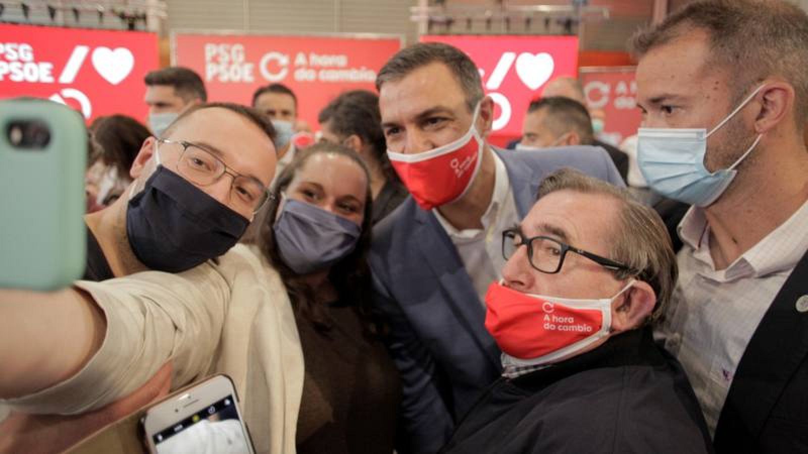  Pedro Sánchez se hace fotos con los asistentes al mítin de este sábado en A Coruña. 