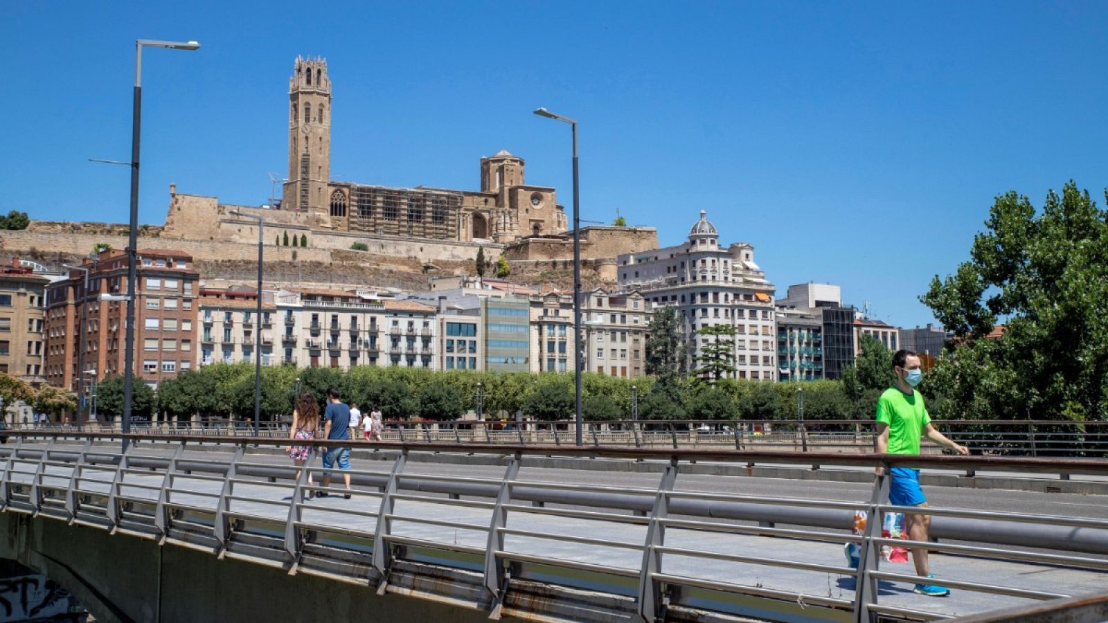 Un hombre camina por las calles de Lleida con mascarilla.