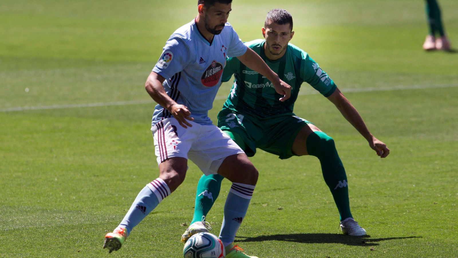 Imagen: Nolito mantiene el balón ante la presión de Guido Rodríguez