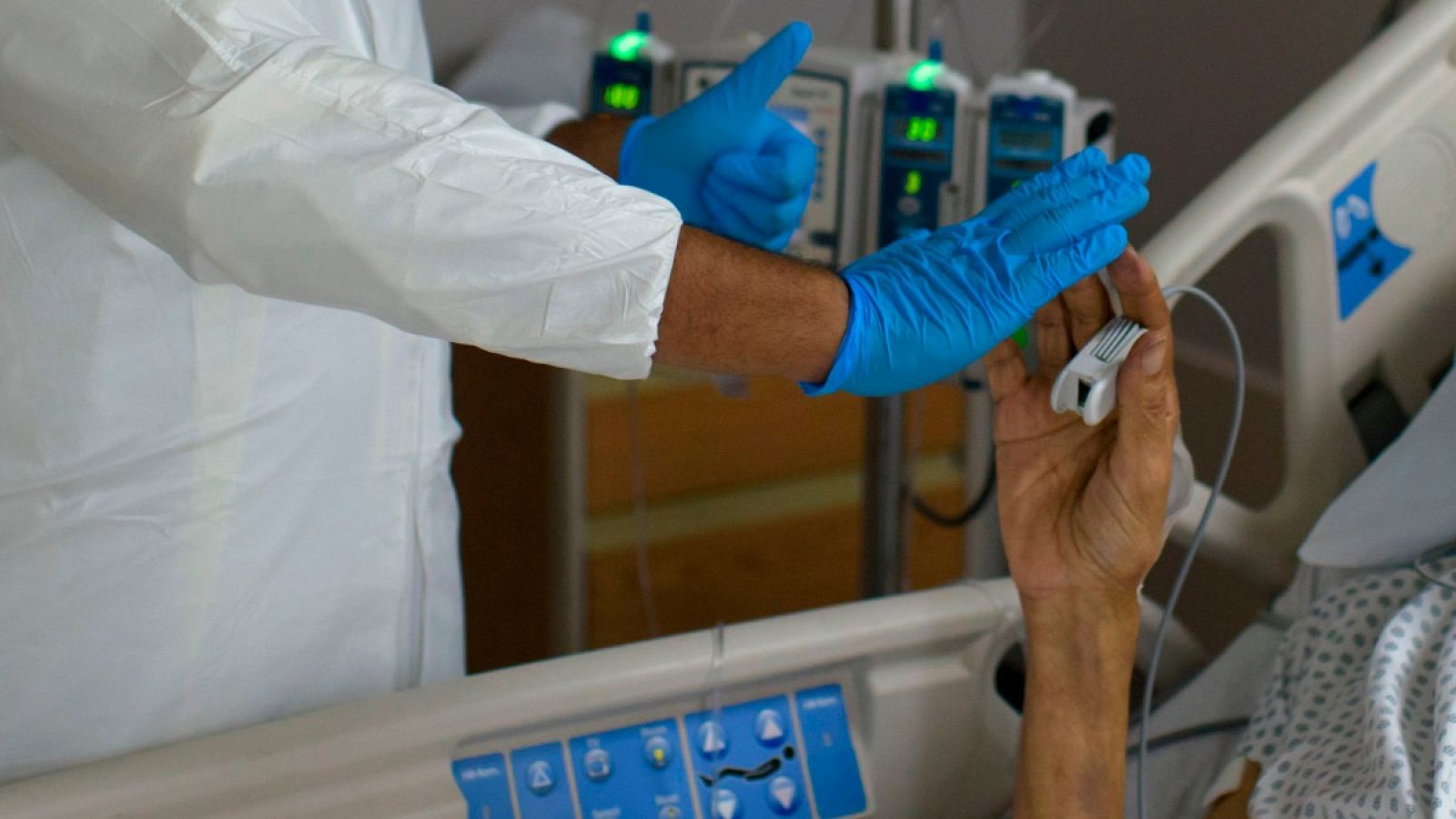 Un paciente con coronavirus es tratado en el United Memorial Medical Center de Houston (Texas, EE.UU.)