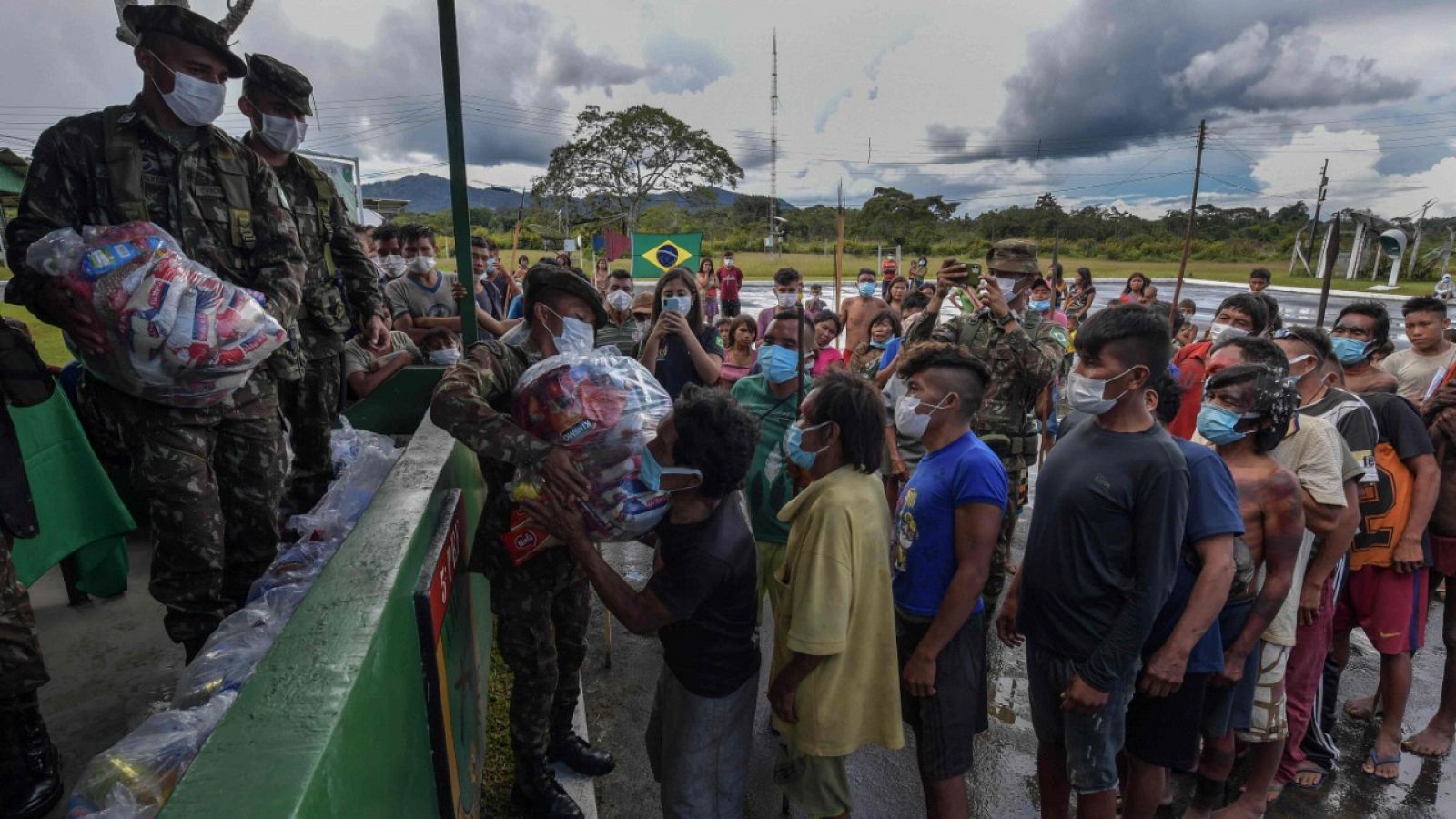 Soldados repartiendo comida en Auari, estado de Roraima, Brasil.