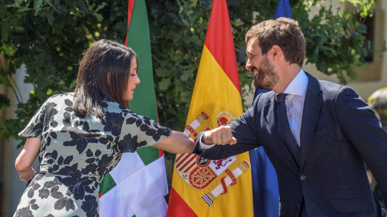 Pablo Casado e Inés Arrimadas se saludan al inicio del acto central de campaña de la coalición PP+Cs en Gernika