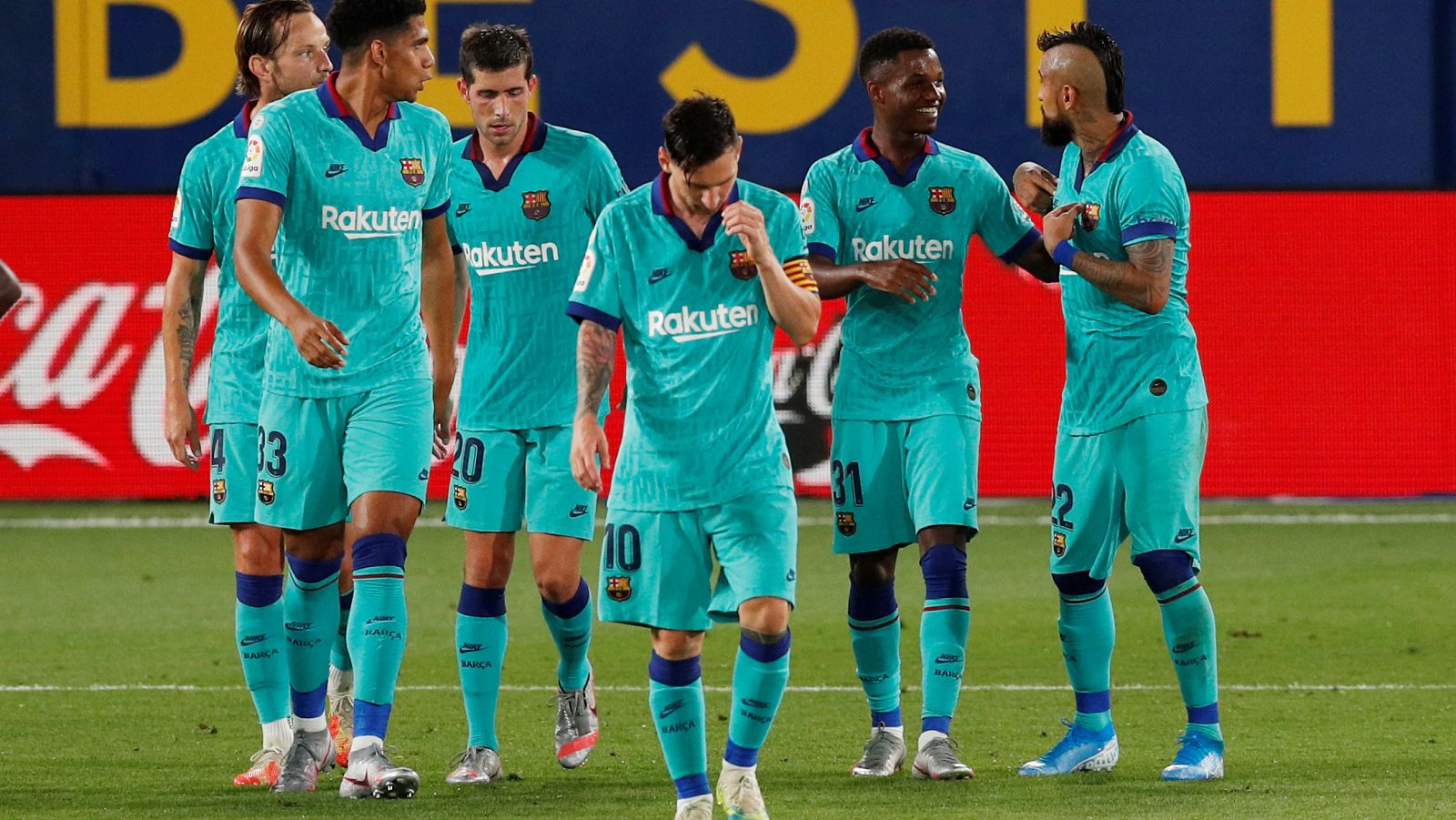 Los jugadores del FC Barcelona celebran uno de los goles de su equipo en el estadio La Cerámica de Villarreal.