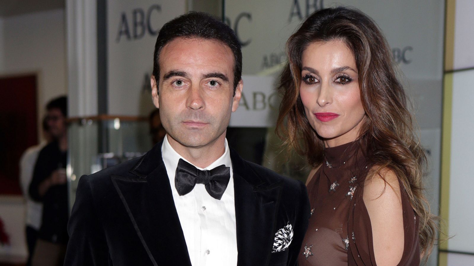 Enrique Ponce y Paloma Cuevas, durante los 'Premios ABC'.