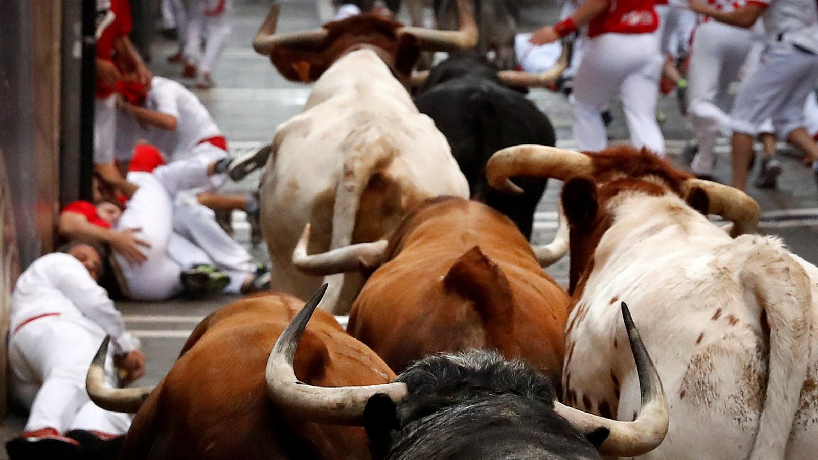 Los toros de la ganadería gaditana de Cebada Gago enfilan Estafeta tras pasar por la curva de Mercaderes durante el tercer encierro de los Sanfermines 2018