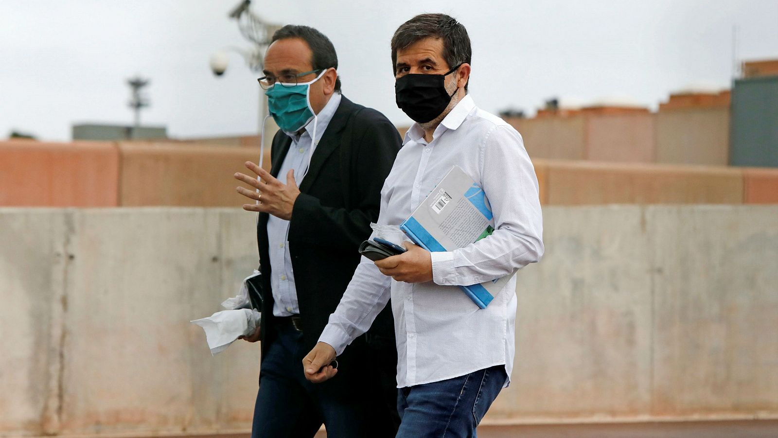 El exconseller Josep Rull acompañado por el expresidente de la ANC, Jordi Sánchez a su salida de la prisión de Lledoners (Barcelona), para llevar a cabo labores de voluntariado en aplicación del artículo 100.2 de régimen penitenciario.