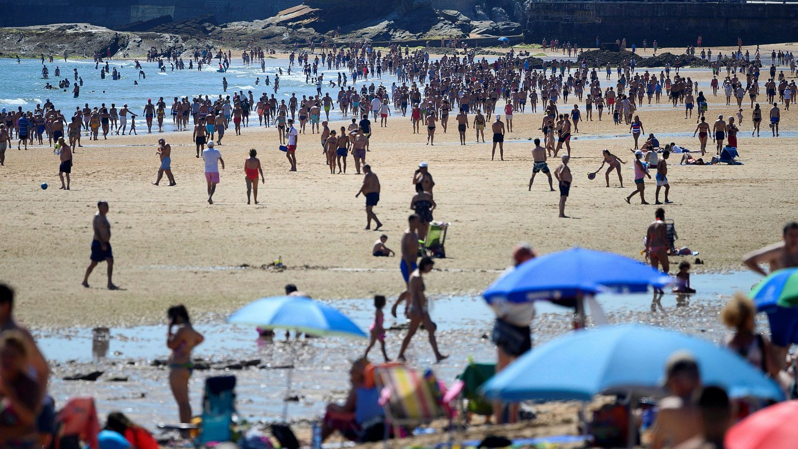 Vista de la Playa de El Sardinero, en Santander, donde se ha inslado un sistema de conteo para controlar el aforo.