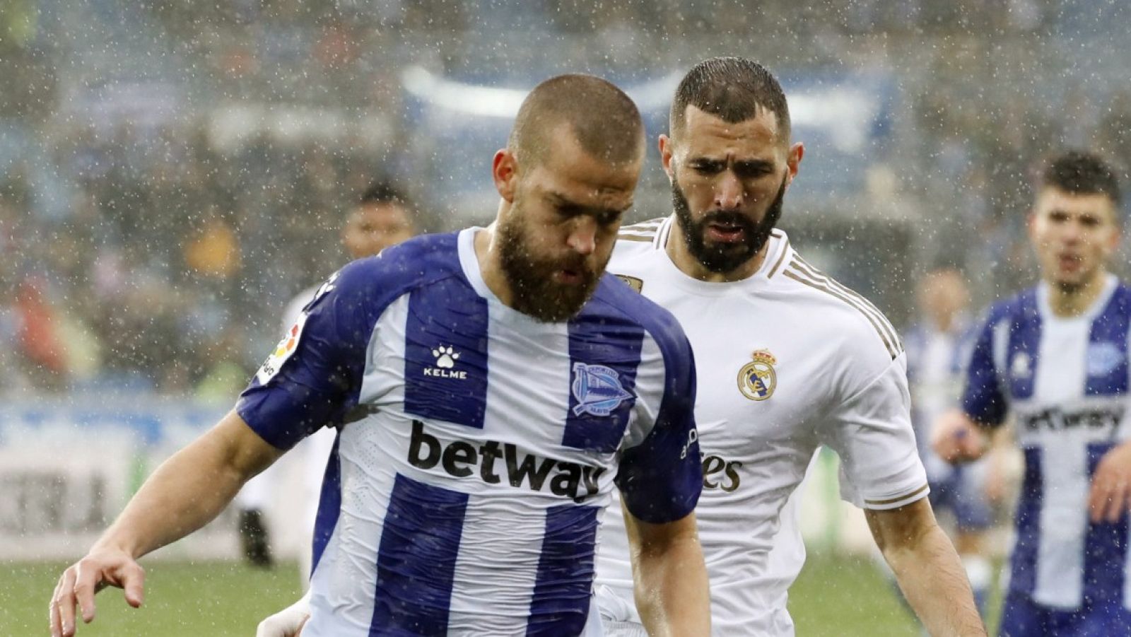 Víctor Laguardia disputa un balón con Karim Benzema, durante el partido correspondiente a la jornada 15 de LaLiga.