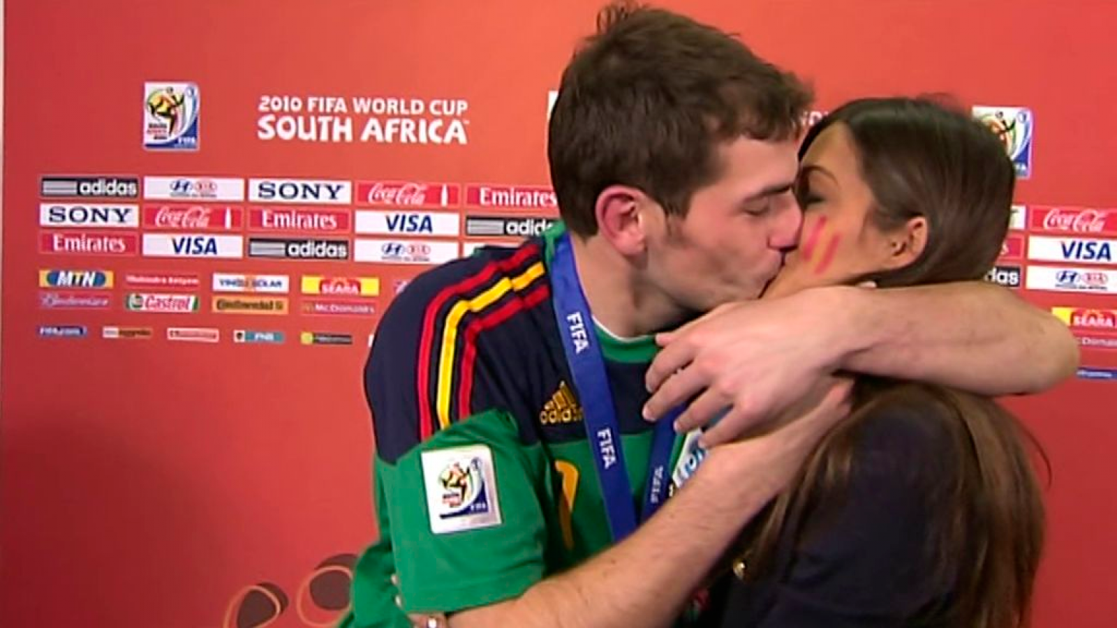 Íker Casillas besa a Sara Carbonero durante una entrevista después de ganar el Mundial