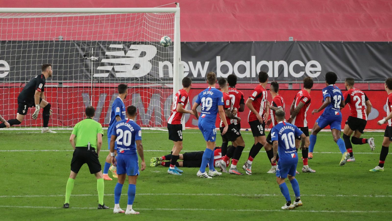 El centrocampista del Sevilla Ever Banega (10) marca de falta el primer gol ante el Athletic, durante el partido de Liga en Primera División disputado en el estadio de San Mamés, en Bilbao.