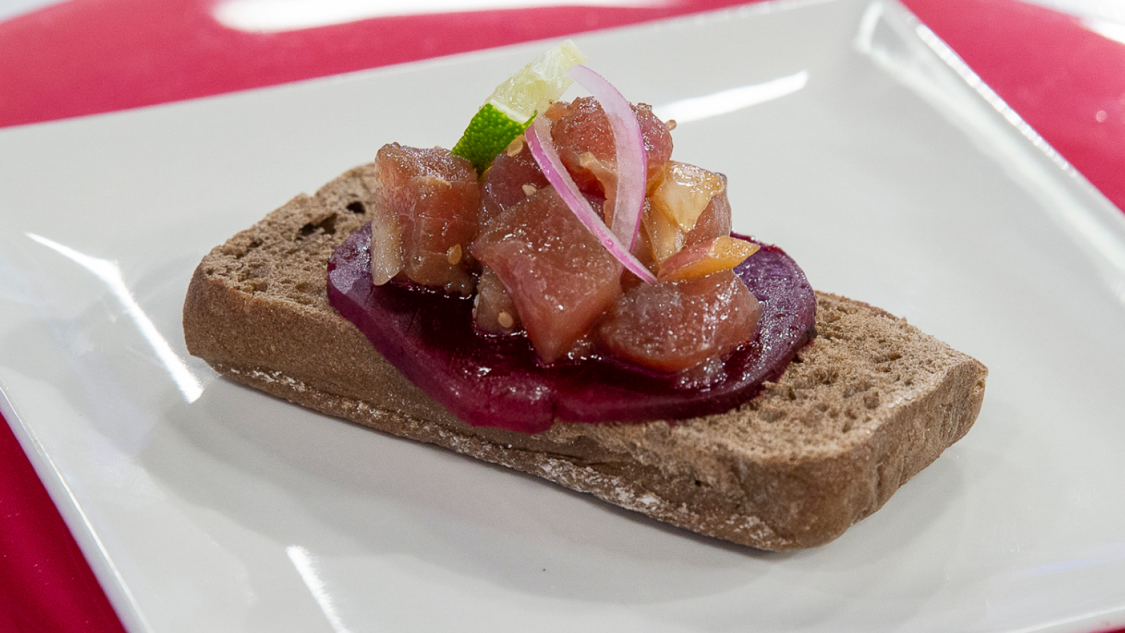 Pincho de pan integral con tartar de atún y remolacha