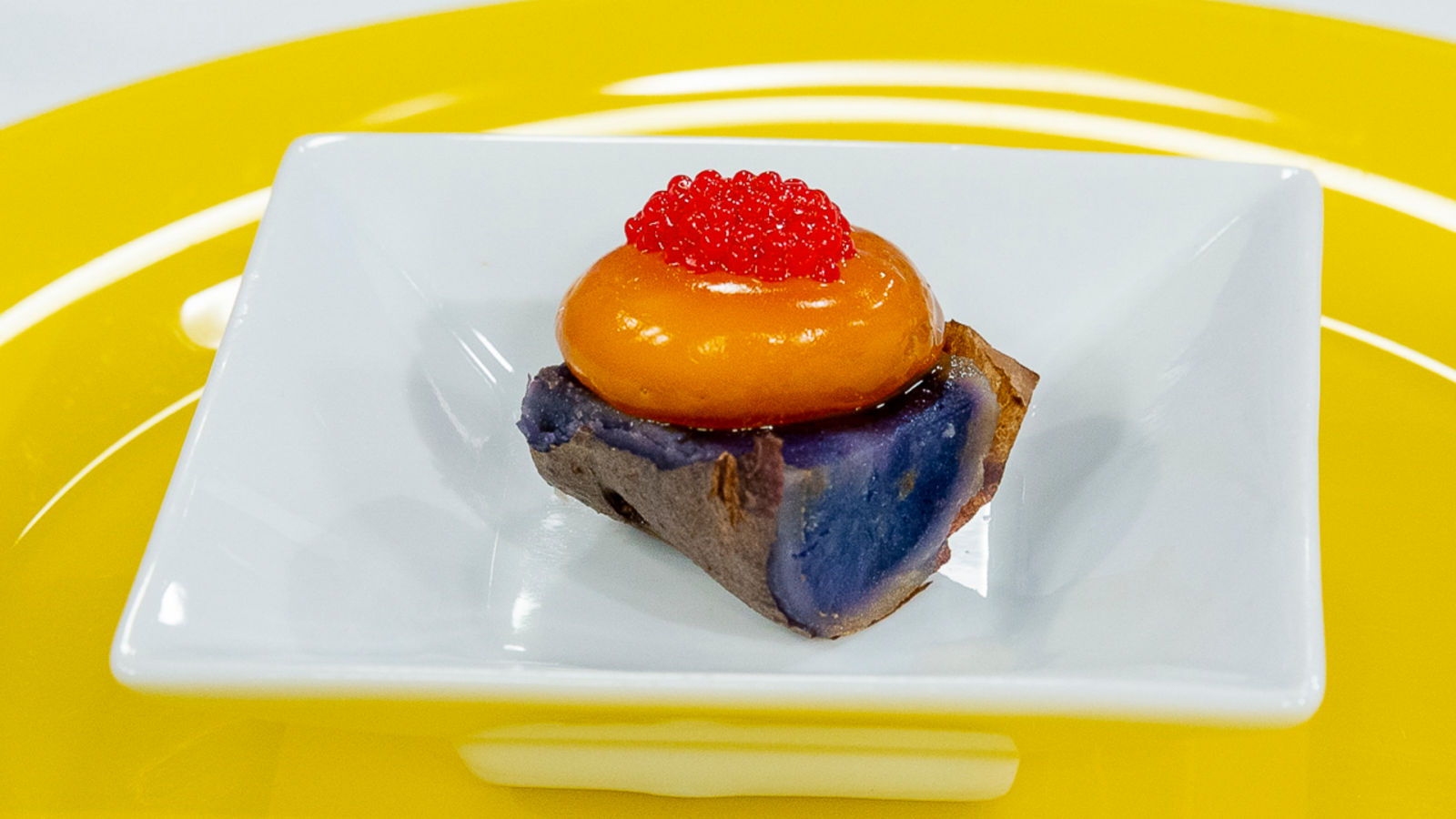 Patata morada con yema curada