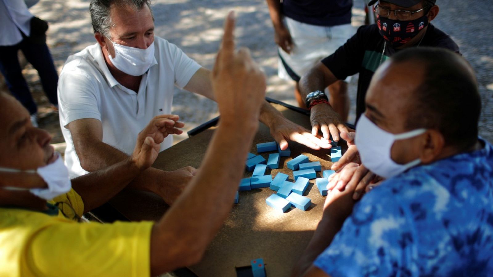 Un grupo juega dominó en una calle de Ceilandia, Brasilia, durante la pandemia