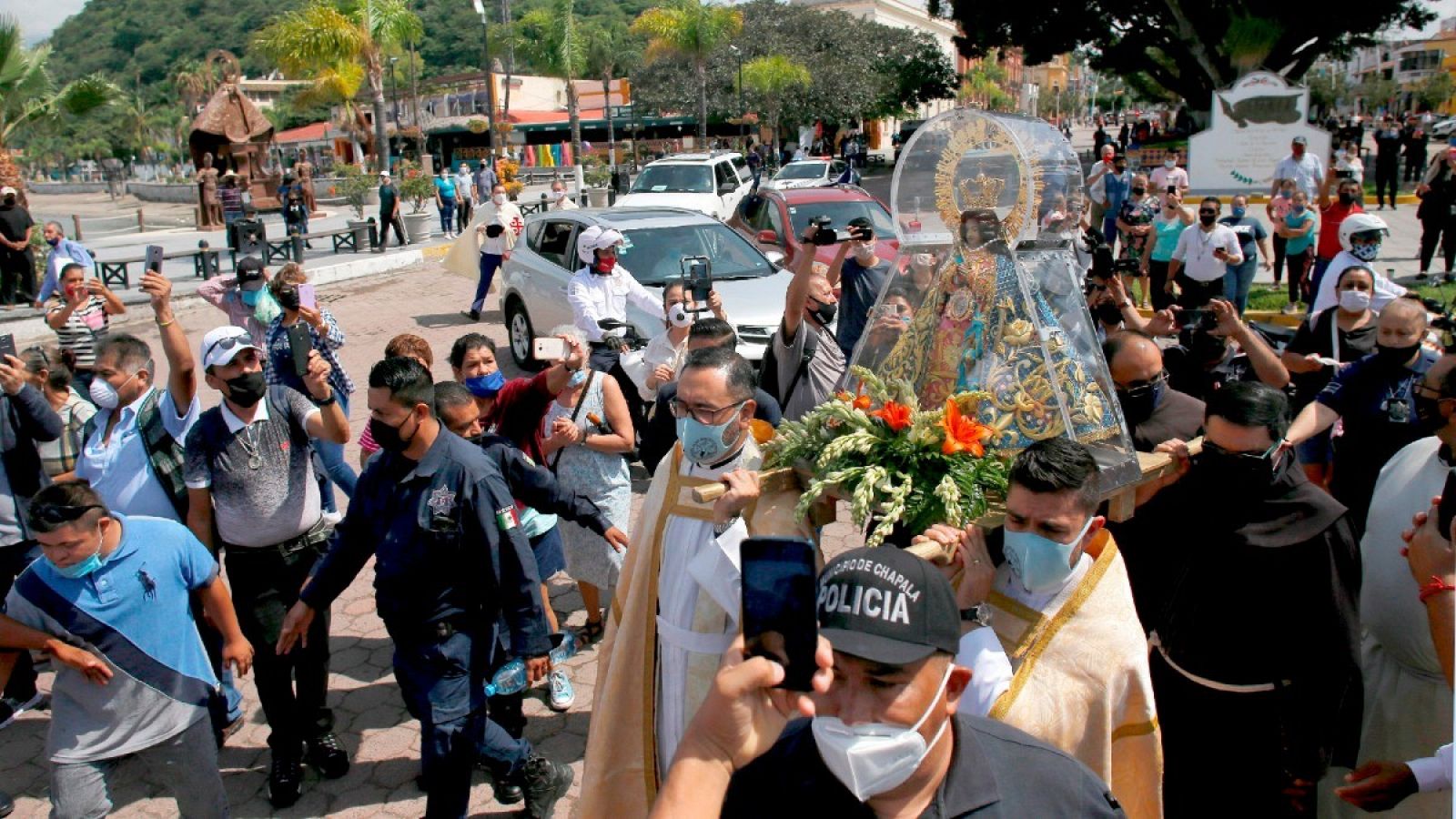 La imagen de la Virgen de Zapopan, también conocida como la "Reina del Lago de Chapala", es llevada por las calles en el estado de Jalisco (México) después de la flexibilización de las restricciones impuestas por la pandemia.