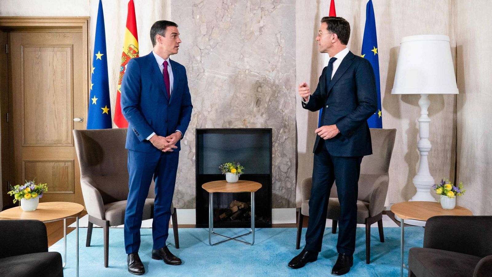 El presidente del Gobierno español, Pedro Sánchez, junto al primer ministro de Países Bajos, Mark Rutte, durante su visita en La Haya