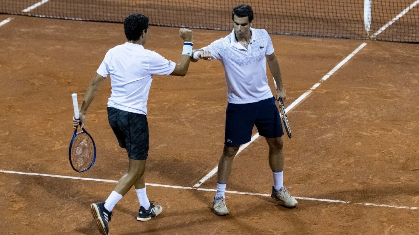 Jaume Munar y Pablo ANdújar, del equipo blanco, durante un partido de dobles de la Liga MAPFRE
