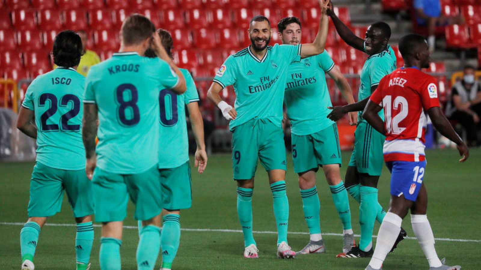 Los jugadores del Real Madrid celebran un gol ante el Granada