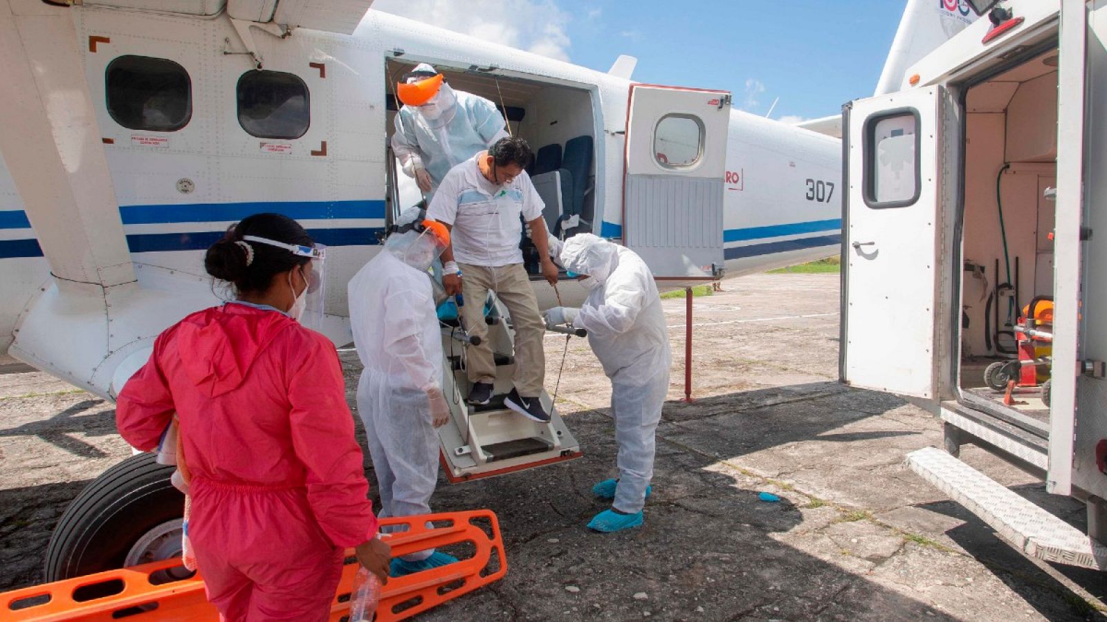 Un trabajador médico que muestra síntomas de la COVID-19 desciende de una aeronave en Iquitos, en el Amazonas en el norte de Perú