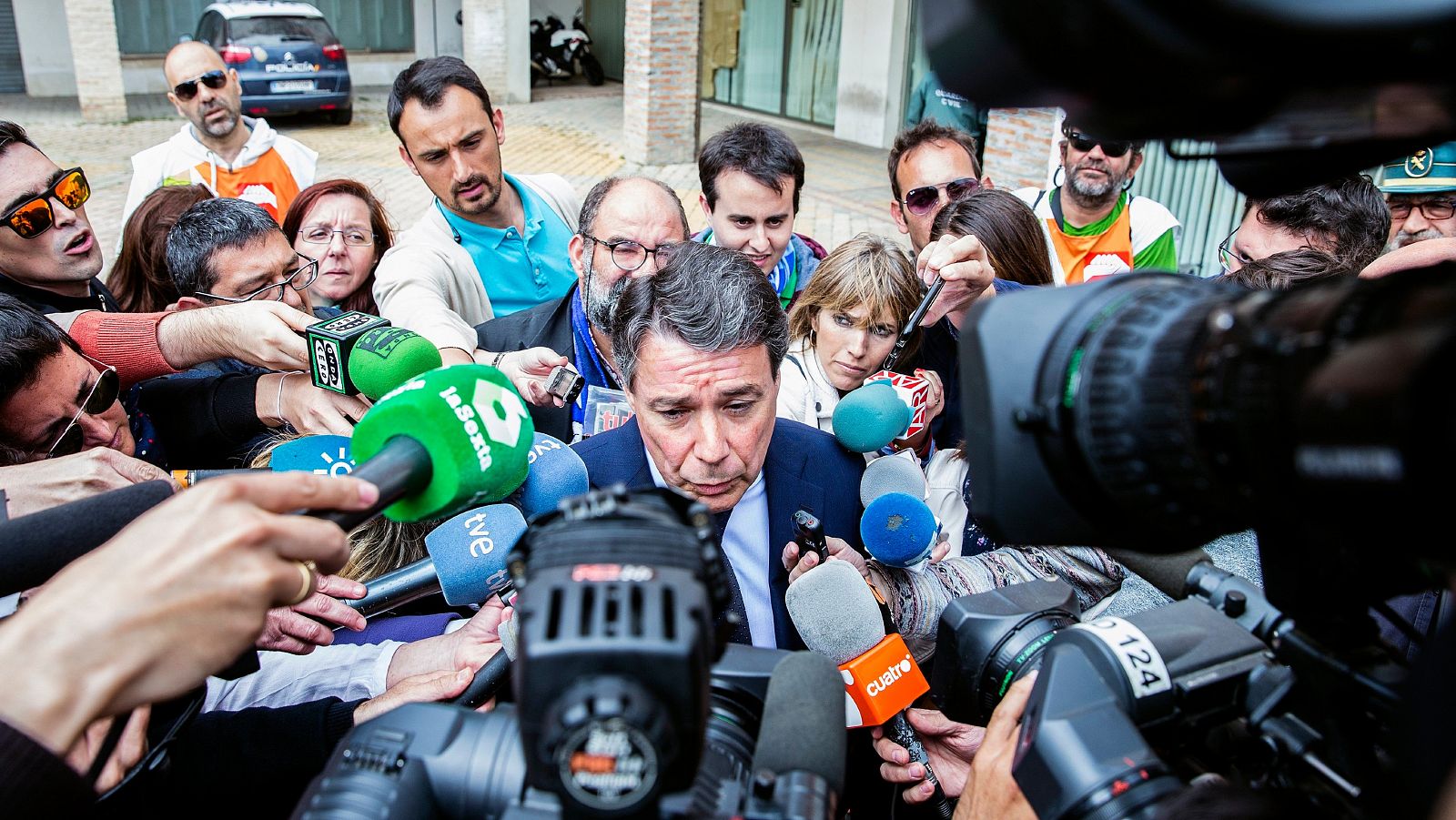 El expresidente de la Comunidad de Madrid Ignacio González atiende a los medios de comunicación a su salida del Juzgado de Instrucción número 5 de Estepona (Málaga), en 2016